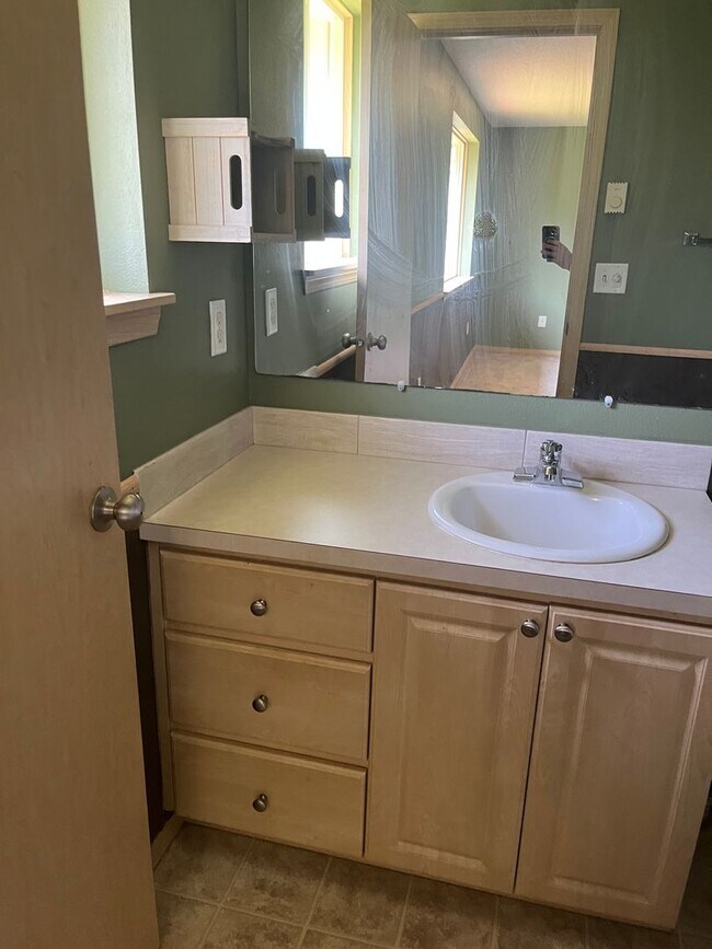 Building Photo - Large 3 bed/2 bath single family home