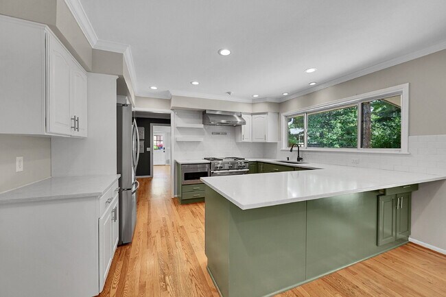 Building Photo - $6,850.00 - 5 Bedrooms, 3.5 Bathrooms, Sin...