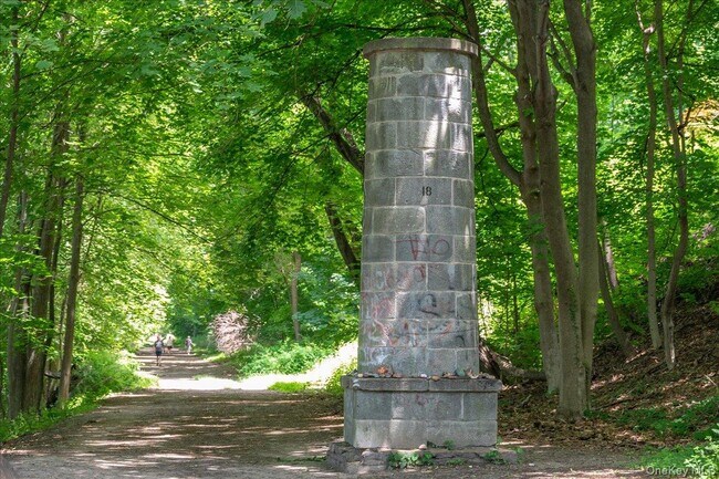 Building Photo - 579 Broadway