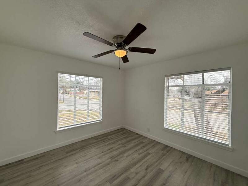 Building Photo - 202 Mink Dr