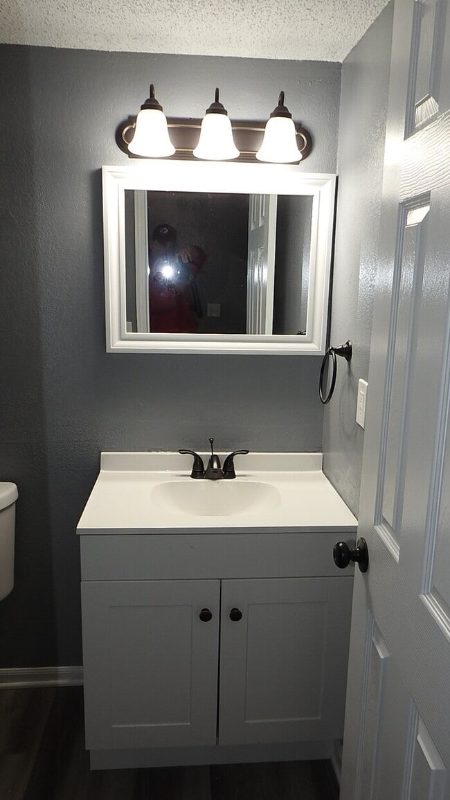 Building Photo - Blue Springs - 2 bed - 1.5 bath Townhome