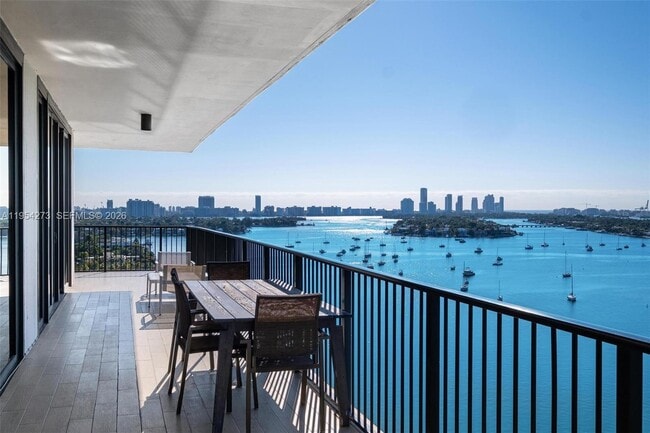 Building Photo - 1000 Venetian Way