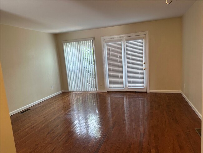 Building Photo - 1126 Rue La Chelle Walk