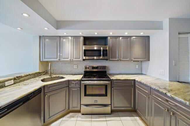 Building Photo - 243 Bay Colony Dr N