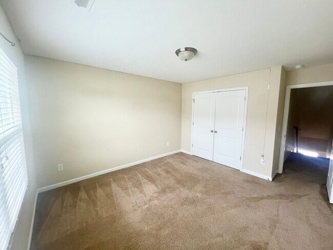 Building Photo - Three bed, 2.5 bath town house located in ...