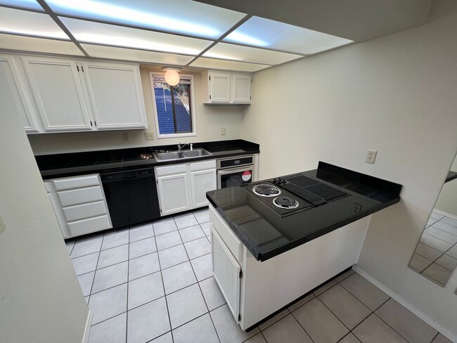 Building Photo - *Half-Off 1st Month's Rent!* Large Updated...