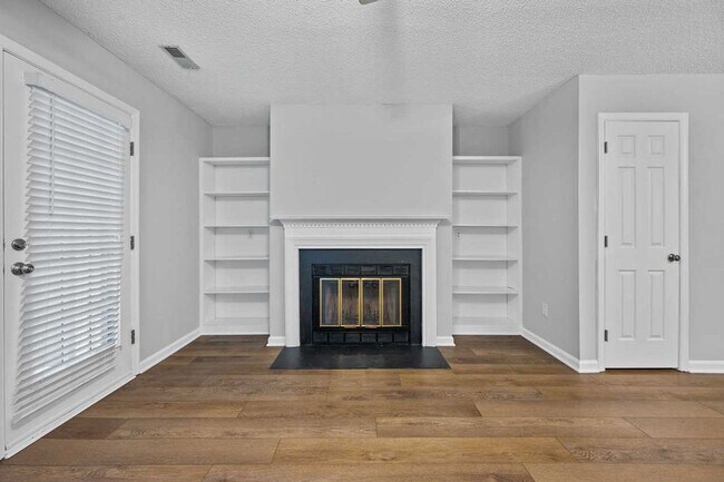 Building Photo - Convenient location