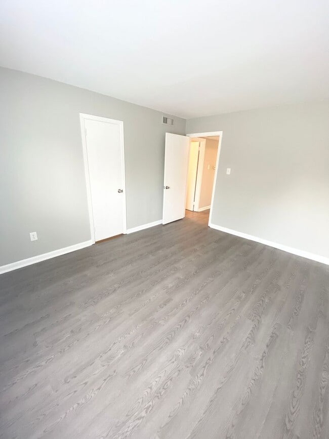 Building Photo - 1BD/1BA Condo located on the Germantown/Me...