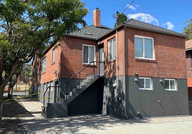 Building Photo - Student Housing - Private Bedrooms for Rent in Newly Renovated House (UNR)