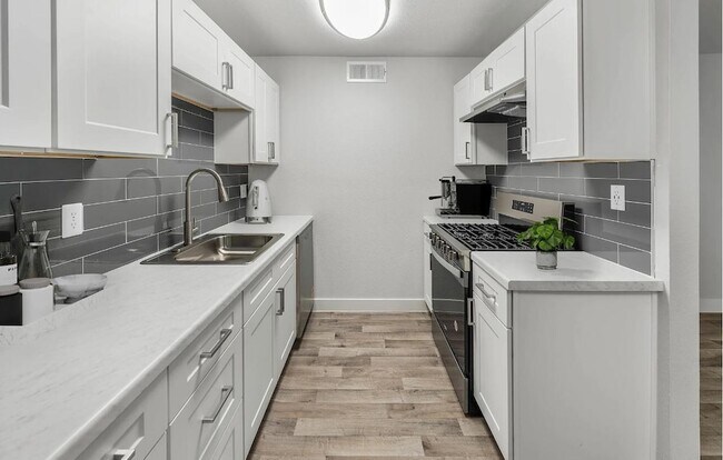 Building Photo - 2025 W Indian School Rd