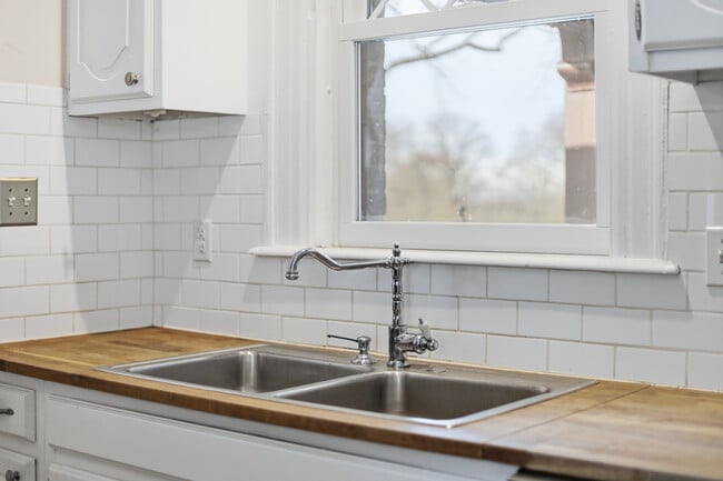 Building Photo - 1 Fox Hill Dr