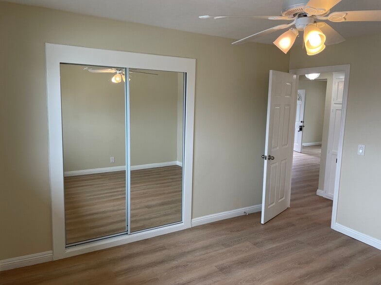 2nd bedroom with mirrored closet - 2912 Peppertree Ln