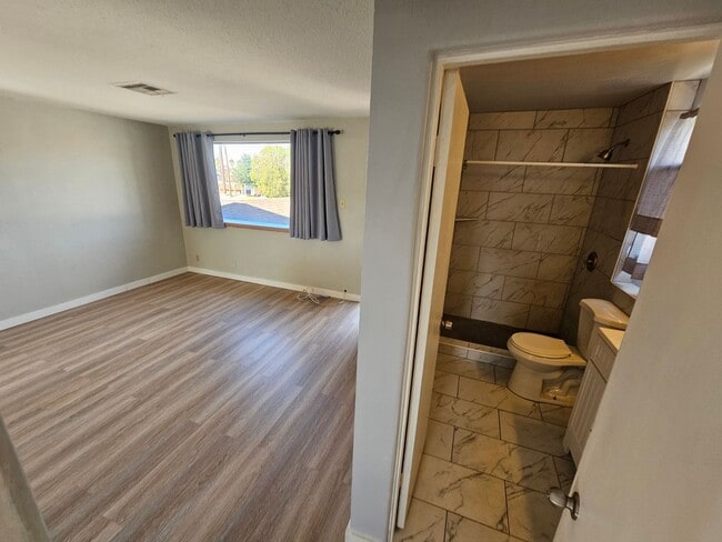 Building Photo - 1 BR 1 BATH FULL REMODEL UPPER UNIT FREE RENT OAC