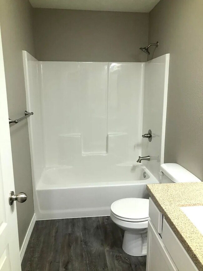 Building Photo - Cute town house with lawncare included!