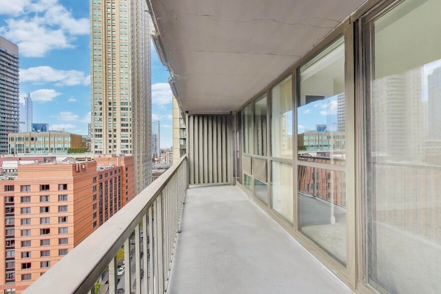 Building Photo - 10 E Ontario St