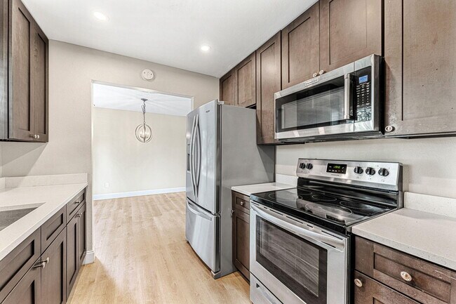 Building Photo - 2160 Fairlane Dr