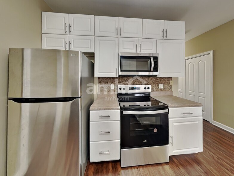 Building Photo - 105 Woodland Dr