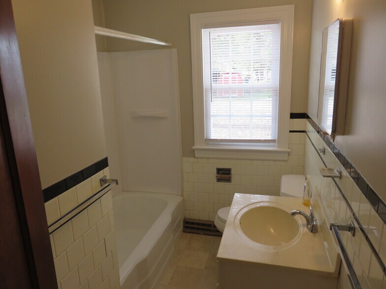 Building Photo - 5906 New Osborne Tpke