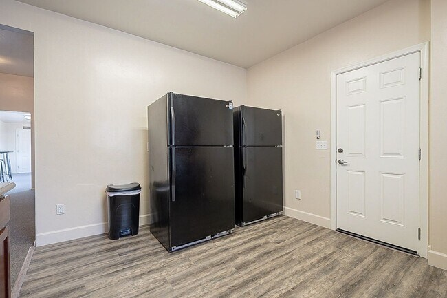 Building Photo - 928 E 6th St