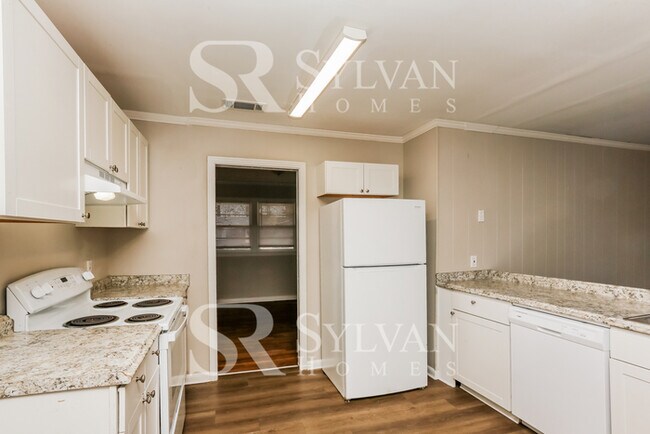 Building Photo - Feel welcome in this well-maintained 3BR 2BA