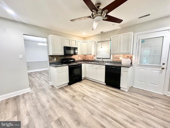 Building Photo - 9 Beechwood Ave