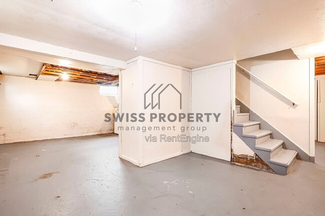 Building Photo - 1590 Vendome Dr S
