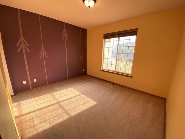 Building Photo - Large 3 Bed Home with Office, Fenced Yard,...