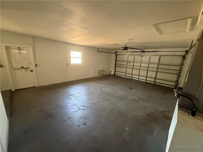 Building Photo - 920 N Lyle Ave