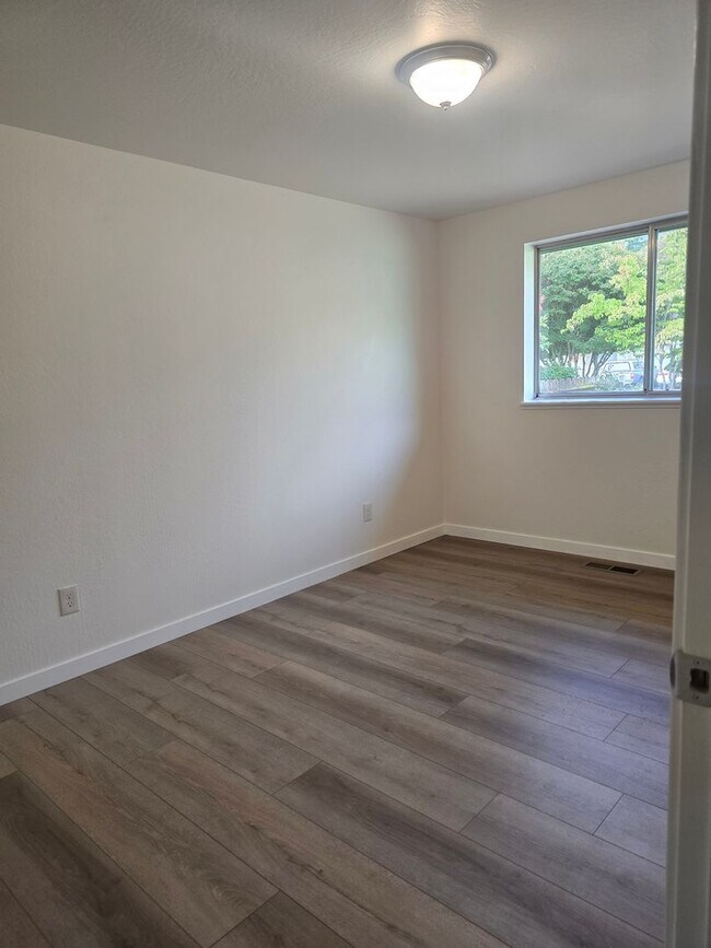 Building Photo - 3 bed 2 bath Single Home for Rent in Grants Pass