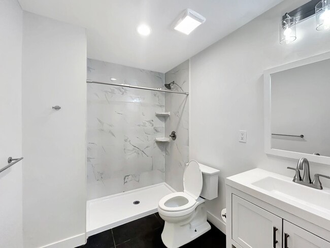 Building Photo - Beautiful 3B 2BA Duplex Unit w/ Balcony, W...