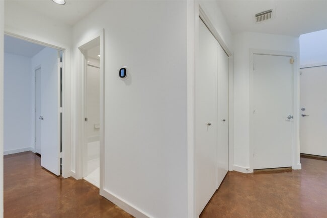 Building Photo - 1637 Tuam St