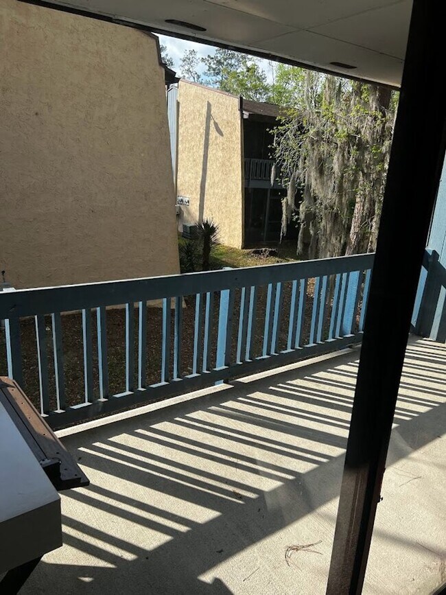 Building Photo - Spacious 1,226 SF Unit - 2 bd / 2 ba near ...