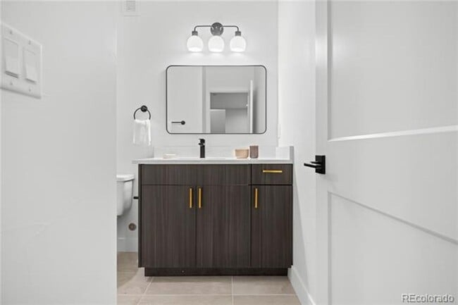 Building Photo - First Month on Us!  Gorgeous Contemporary ...