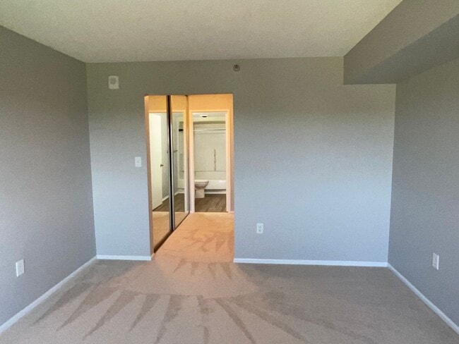 Building Photo - Large 2BR 2BA 7th floor condo facing the g...