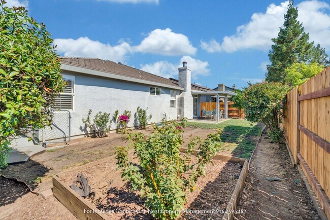 Building Photo - 3 bdrm 2 bth, East Lincoln large backyard