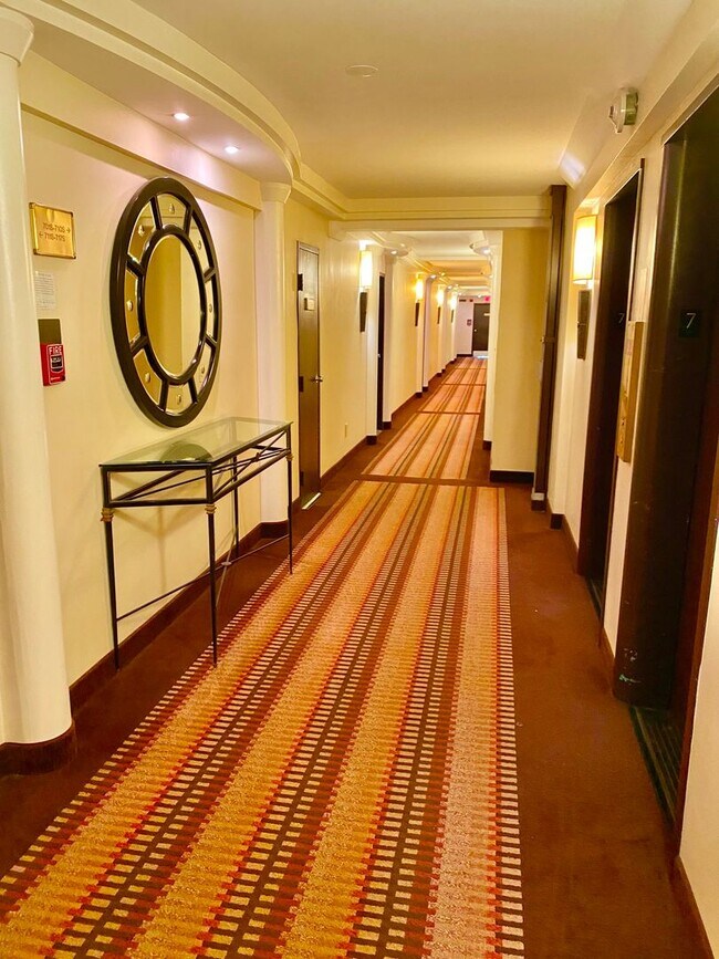Building Photo - Great Foggy Bottom One Bedroom with Roof T...