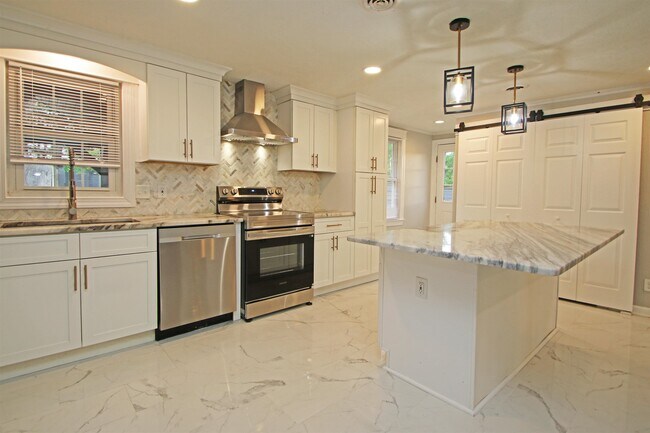 Building Photo - 3205 Oak Ridge Rd