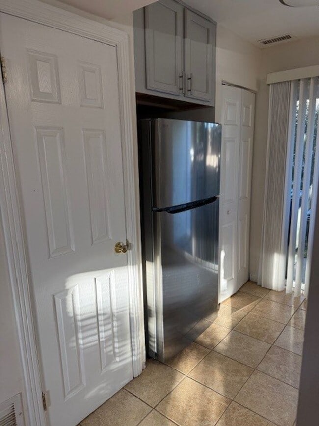 Building Photo - Charming two level townhouse in establishe...