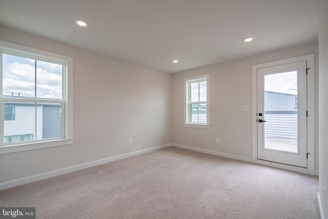 Building Photo - 13001 Hattontown Square