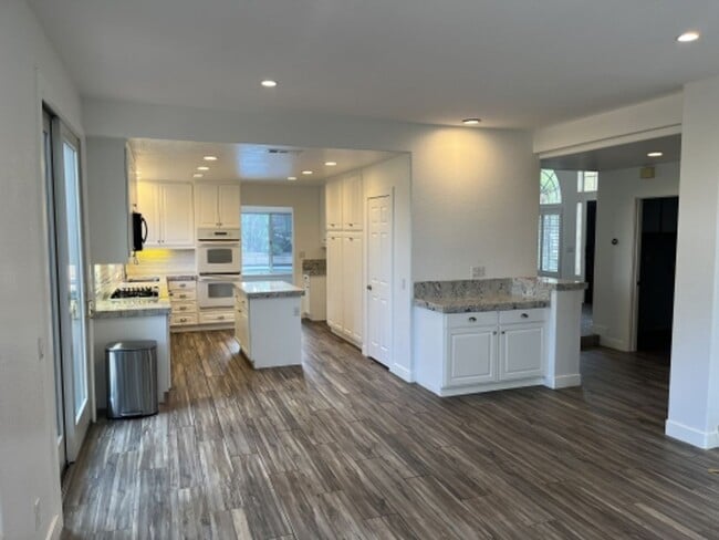 Building Photo - Stunning 4 bedroom Home with a Pool locate...
