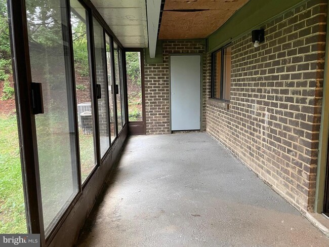 Building Photo - 6 Longstream Ct