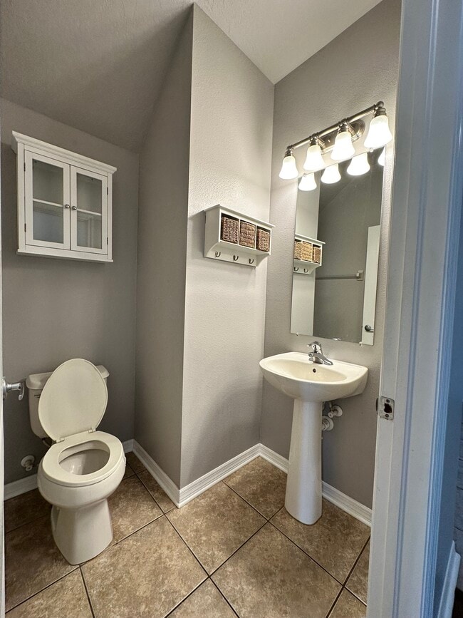 Building Photo - 811 Parker Den Dr