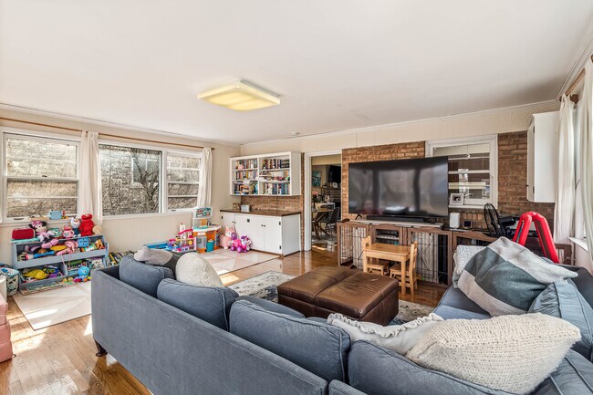 Building Photo - 1345 Lincoln Ave S