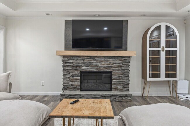 Building Photo - Peaceful and Luxury Living on 3+ Acres