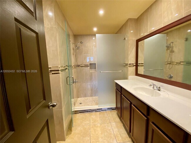 Building Photo - 8800 NW 107 Ct