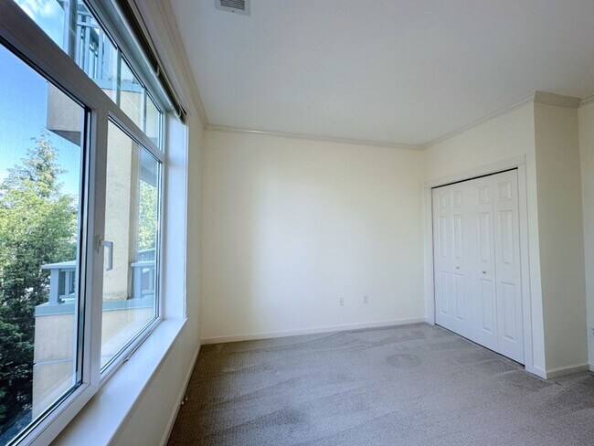 Building Photo - 2Bd/1.75Ba Kirkland Condo