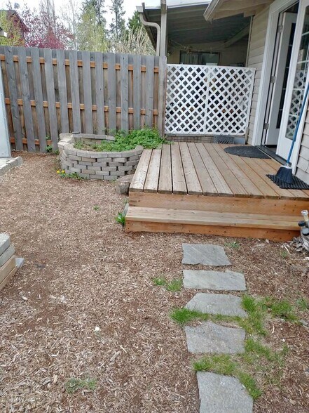 Building Photo - 420 N Tamarack St