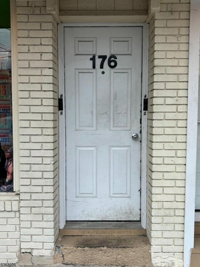 Primary Photo - 176 Main St