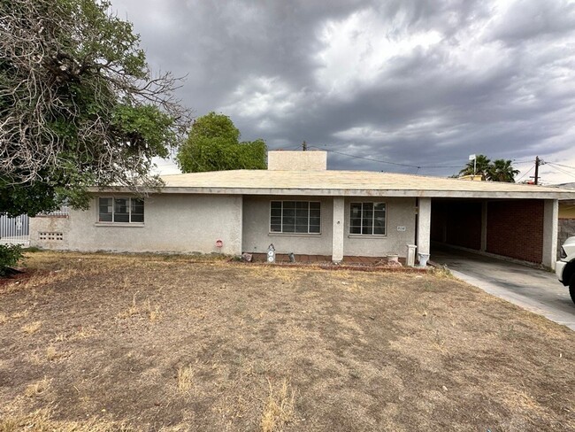 Building Photo - Charming home close to schools