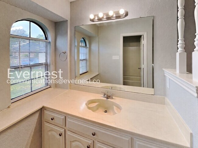 Building Photo - Spacious Home with Fenced Yard and Garage! 3 Bed & 2 Bath / Pet-friendly / Coming Soon!